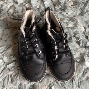 Boy’s zip-up boots